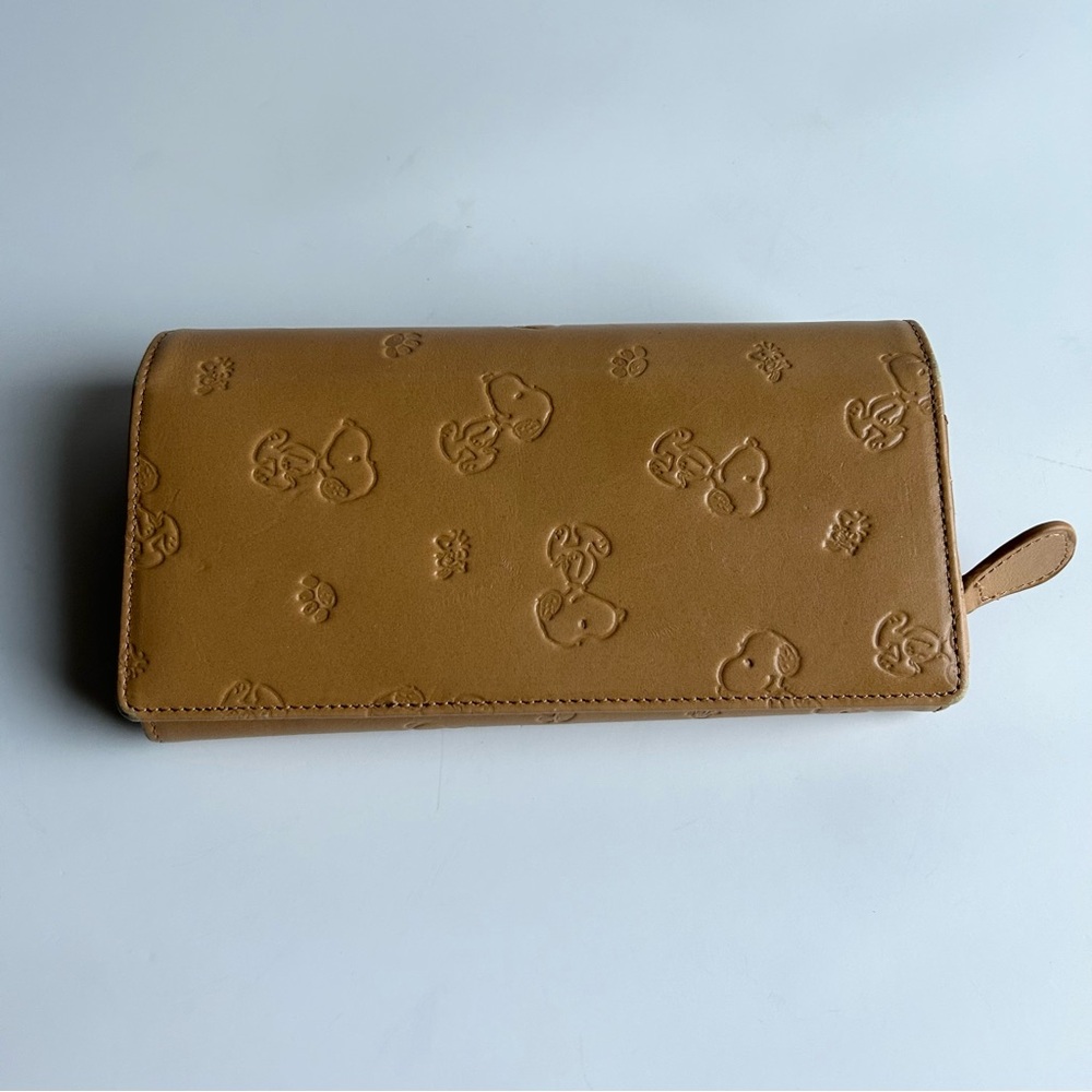Peanuts Snoopy Embossed Cowhide Leather Long Wallet in Tan